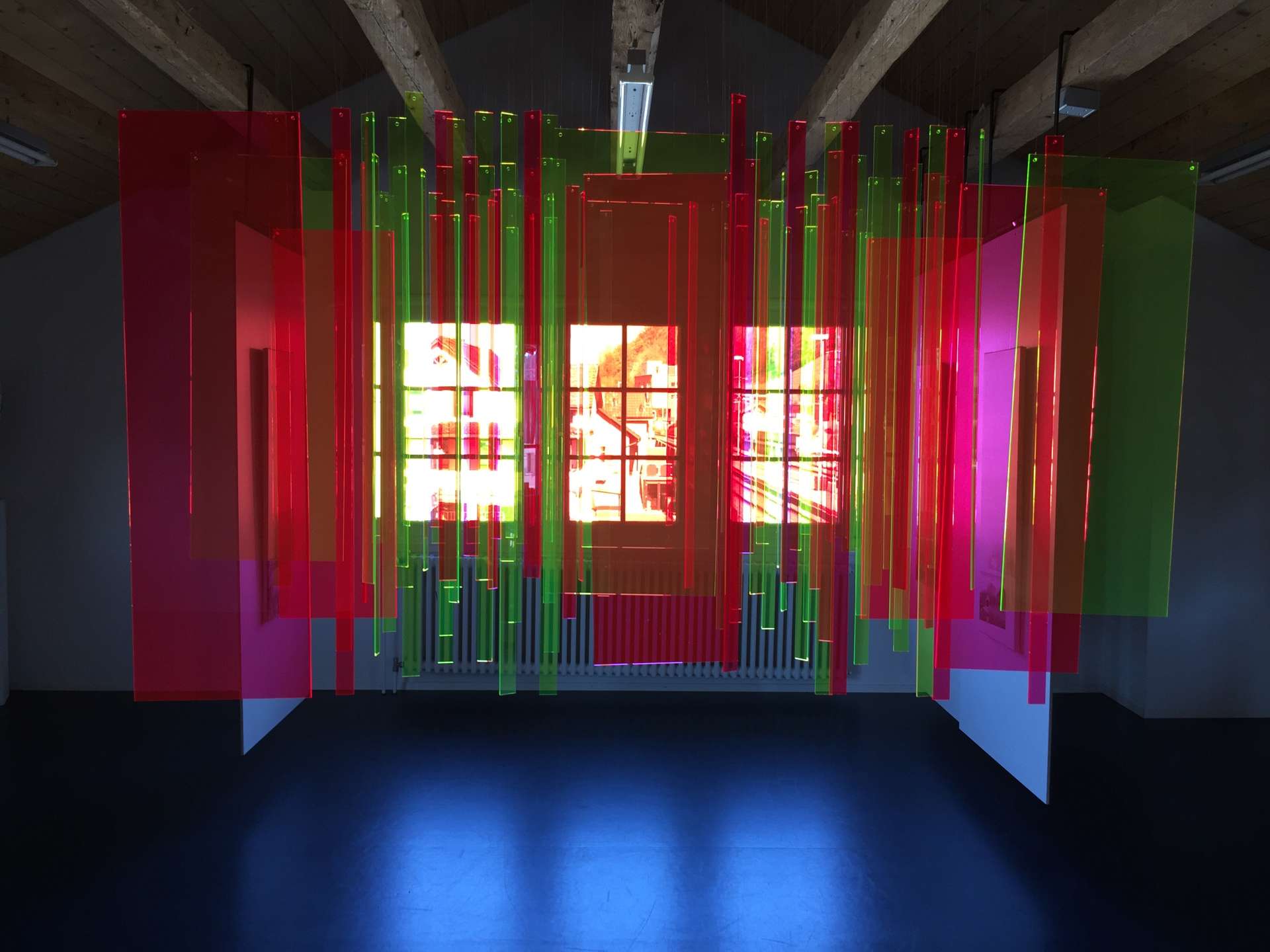 Klang der Natur - Installation mit 94 Stk Plexiglas Stäbchen 